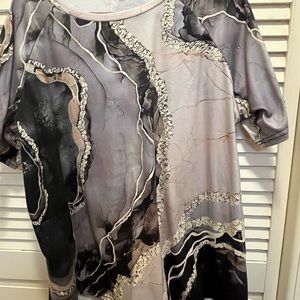 Tee in black, white, grey, tan